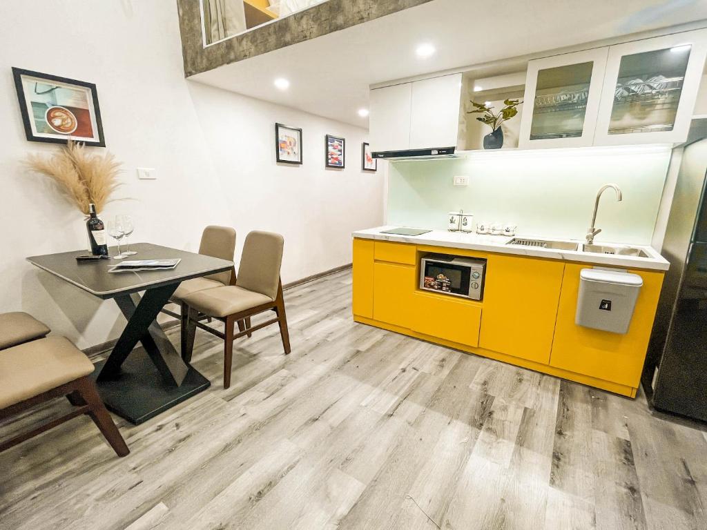 Kuchyň nebo kuchyňský kout v ubytování Mango Apartment and Homestay - HaNoi railway station