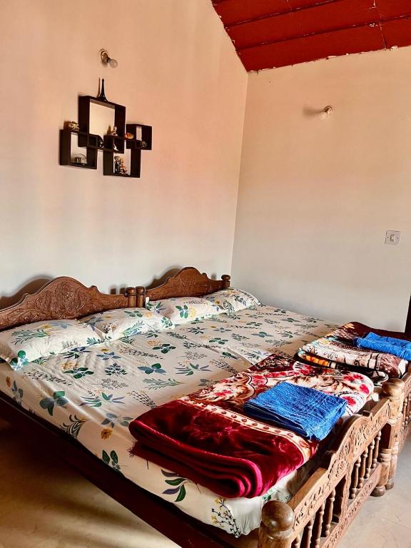 Postel nebo postele na pokoji v ubytování La Paz Coorg homestay at Madikeri town