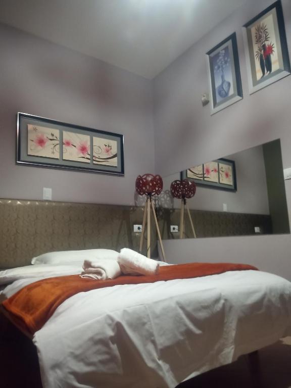 Postel nebo postele na pokoji v ubytování Prince Hotel Fier