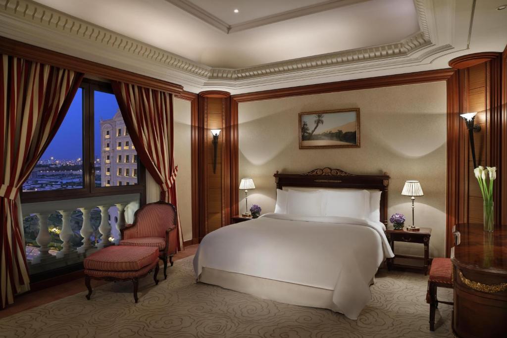 Postel nebo postele na pokoji v ubytování The Ritz-Carlton, Riyadh