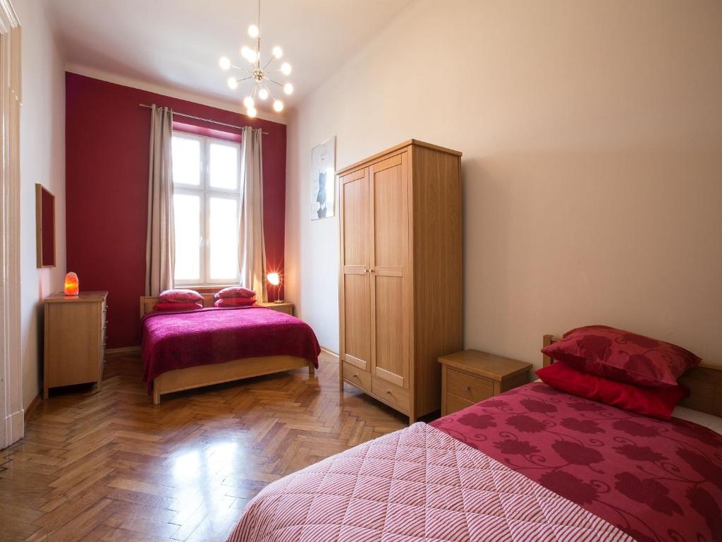 Posteľ alebo postele v izbe v ubytovaní Airy and sunny apartment in the centre of Krakow
