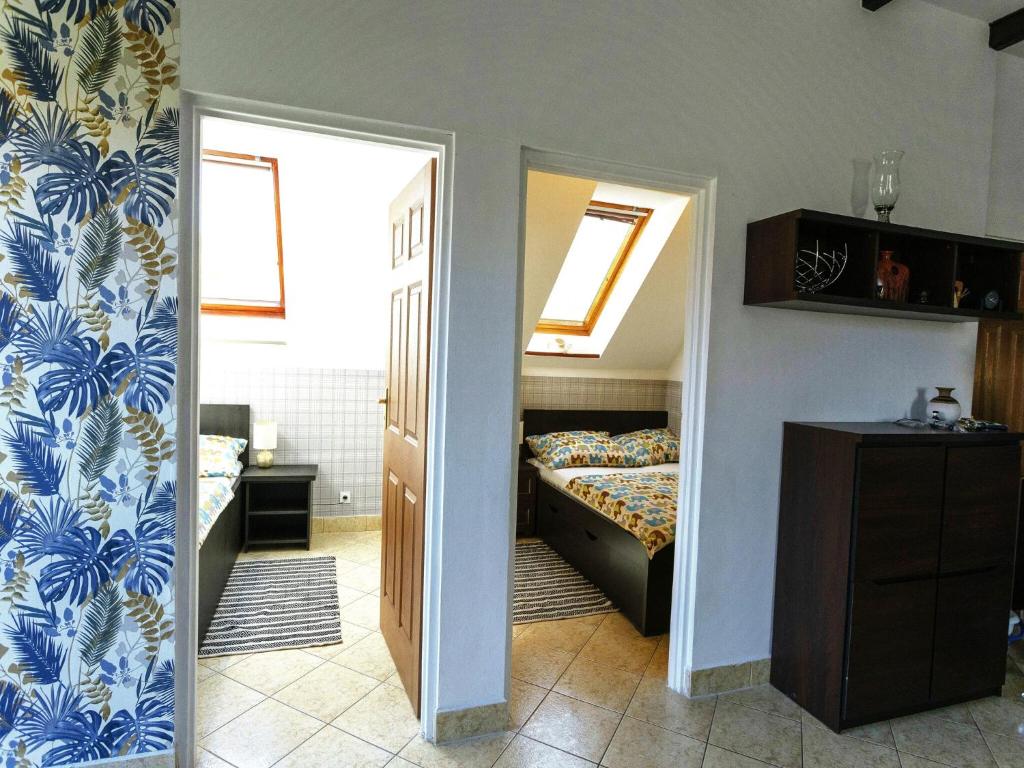Posteľ alebo postele v izbe v ubytovaní Apartment in Rowy with a garden