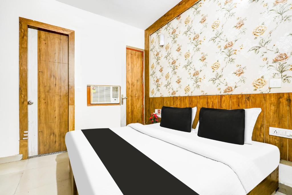 Postel nebo postele na pokoji v ubytování Super Hotel O Sector 52 Gurgaon