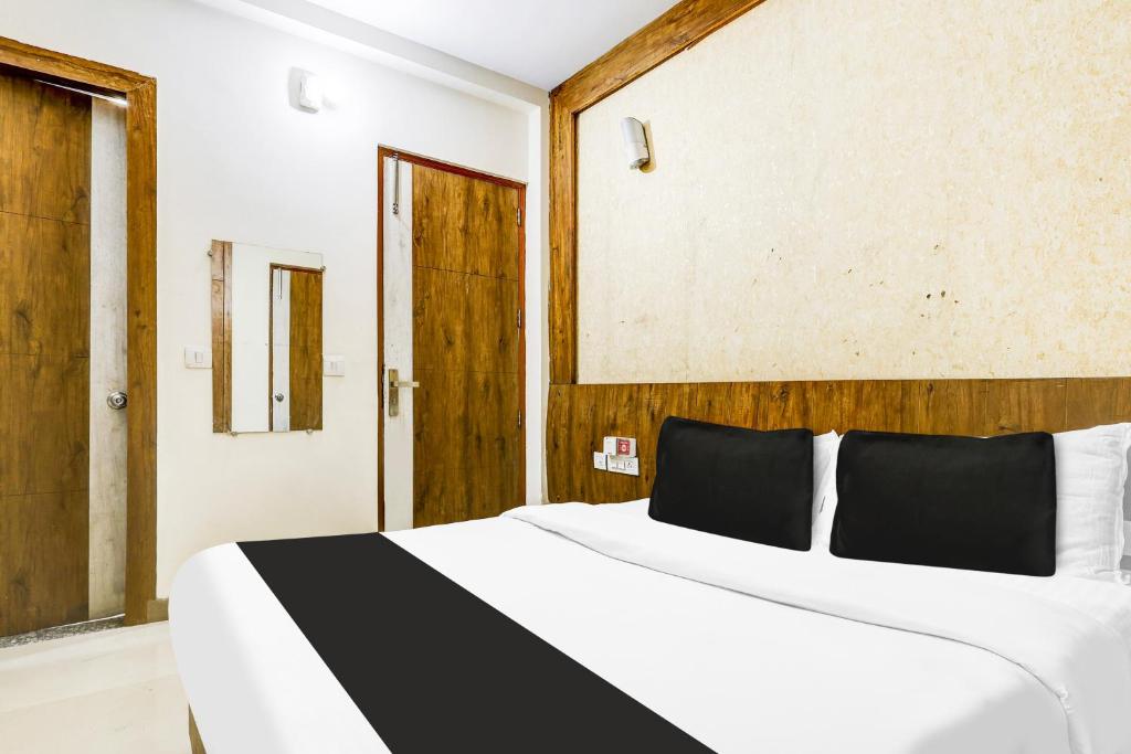 Postel nebo postele na pokoji v ubytování Super Hotel O Sector 52 Gurgaon