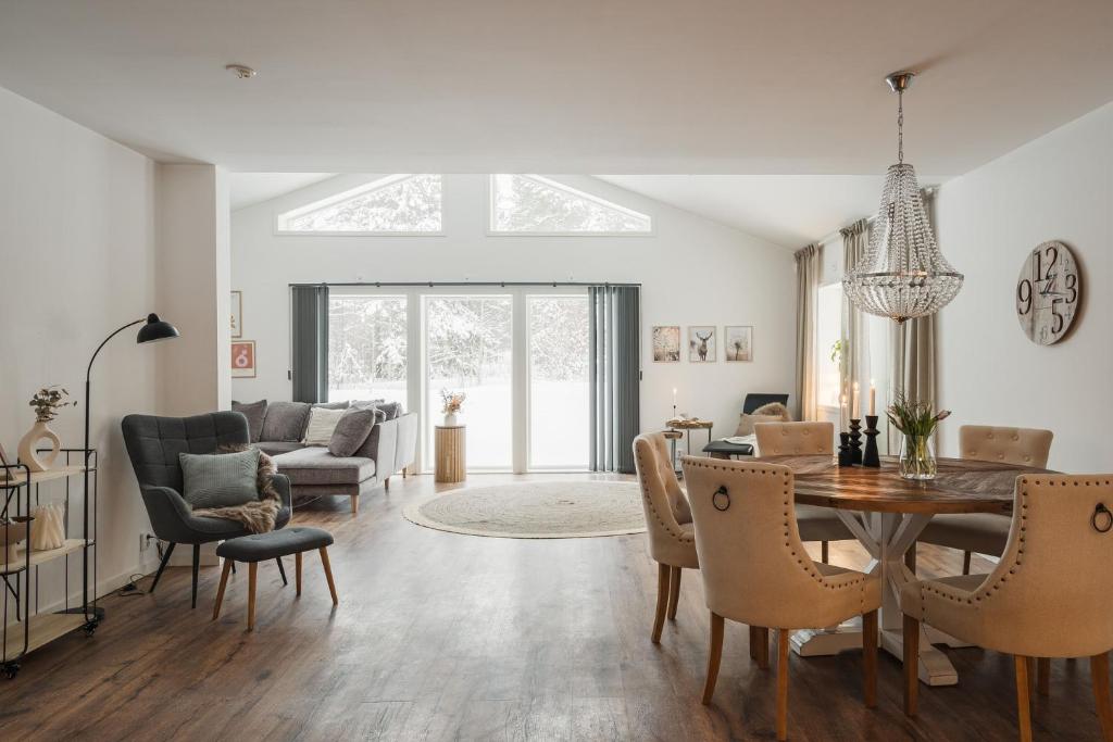 Χώρος καθιστικού στο Guestly Homes - 4BR Countryside Stay Near Wind Farm