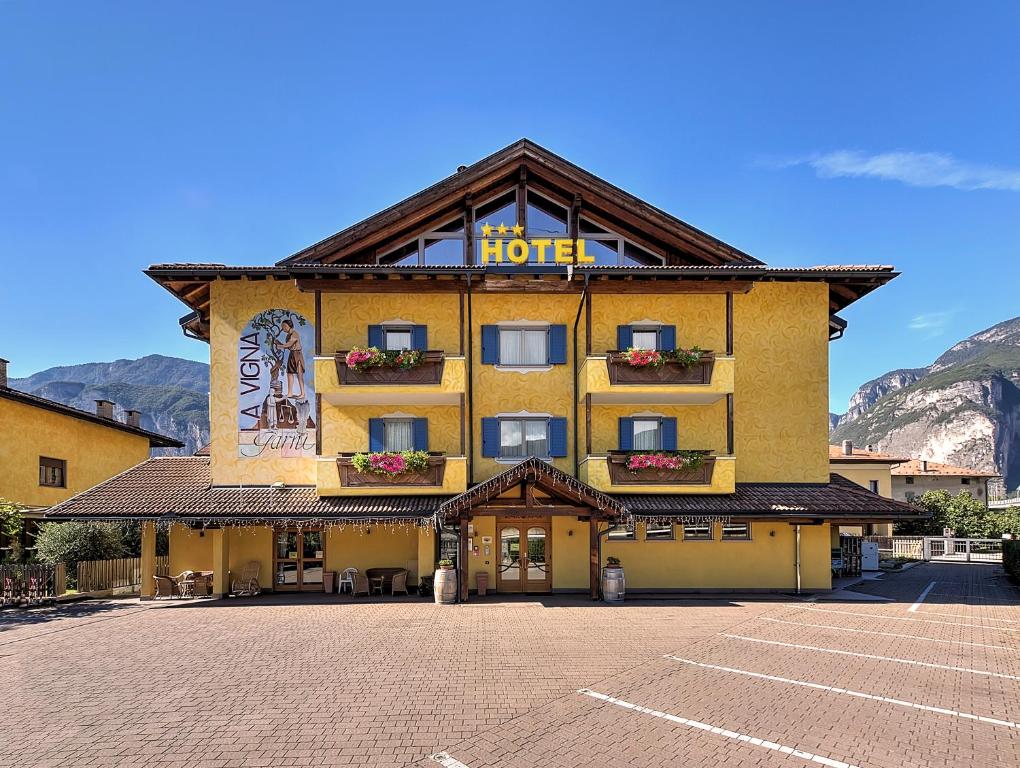 Nespecifikovaný výhled na hory nebo výhled na hory při pohledu z hotelu