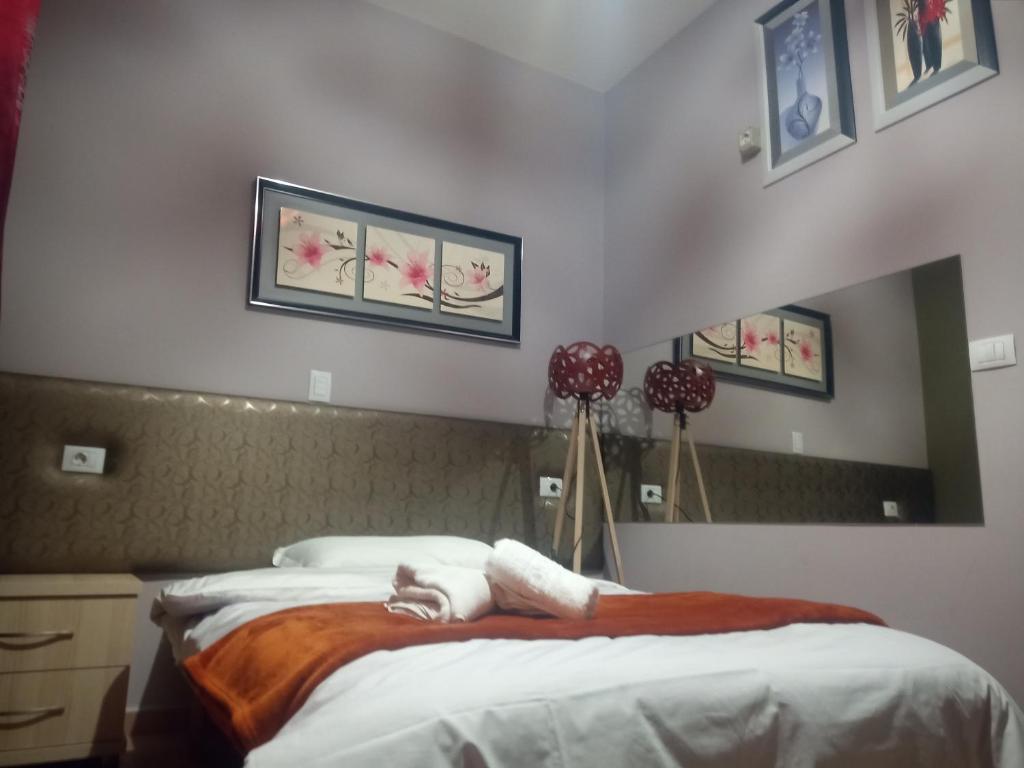 Postel nebo postele na pokoji v ubytování Prince Hotel Fier
