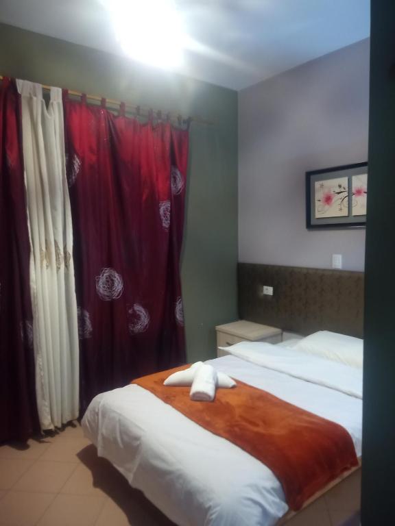 Postel nebo postele na pokoji v ubytování Prince Hotel Fier