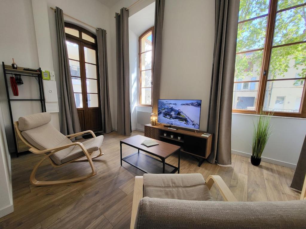 un salon avec un canapé et une télévision dans l'établissement Bastide La Reine Jeanne, à Eyguières