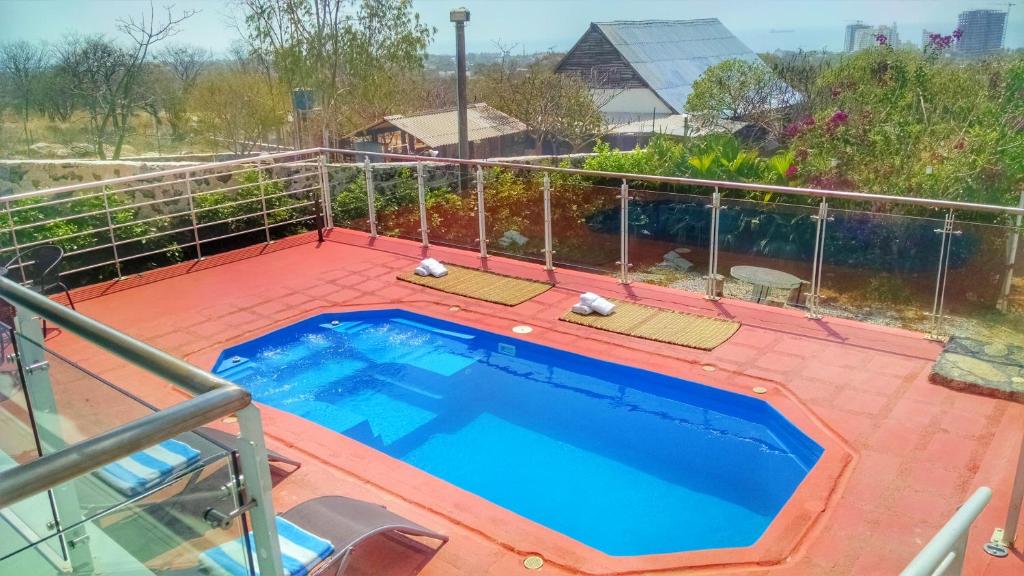 a swimming pool on the deck of a house at Casa de Campo La ReVista Con Piscina Privada in Santa Marta