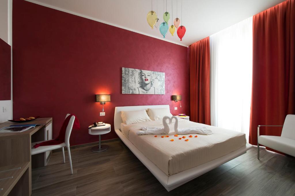 Een bed of bedden in een kamer bij Oasi Village Hotel
