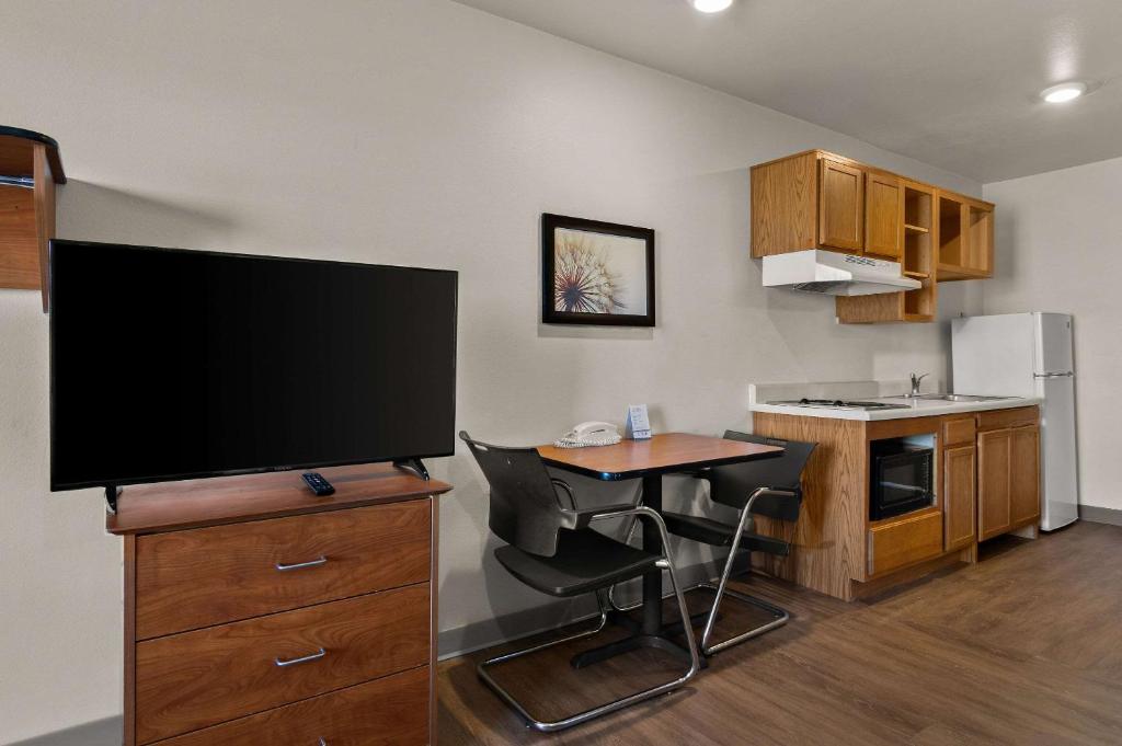 Kuchyň nebo kuchyňský kout v ubytování WoodSpring Suites Champaign near University