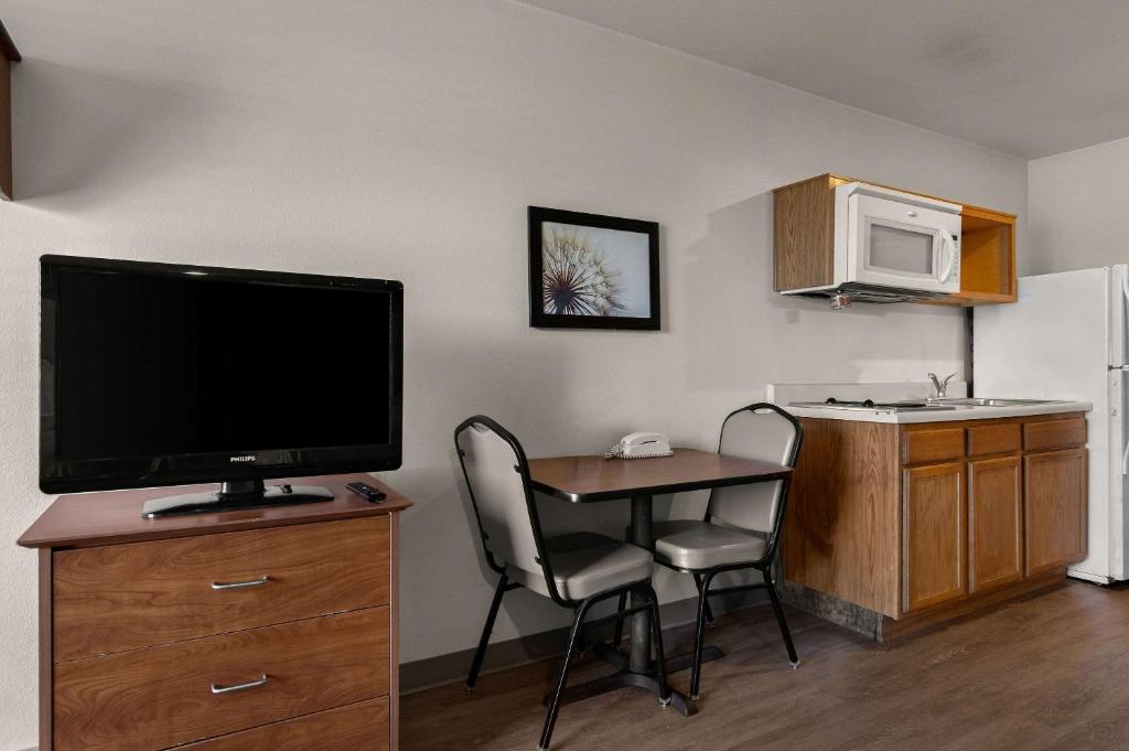 Kuchyň nebo kuchyňský kout v ubytování WoodSpring Suites Champaign near University