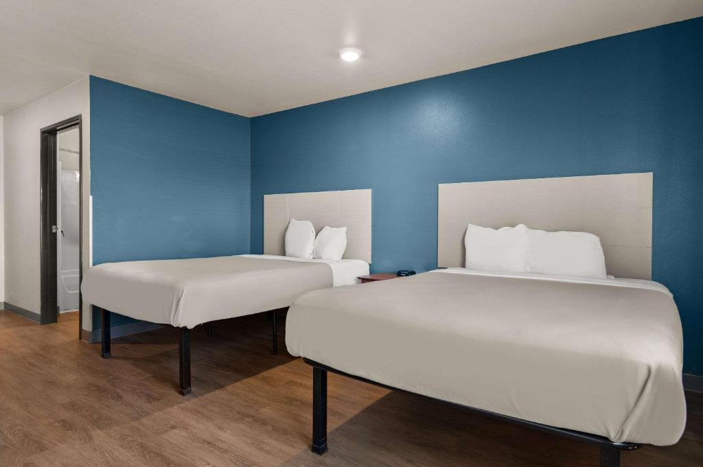 Postel nebo postele na pokoji v ubytování WoodSpring Suites Champaign near University