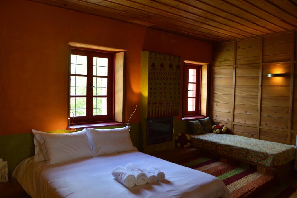 a bedroom with a bed with two towels on it at Anemi in Káto Pediná