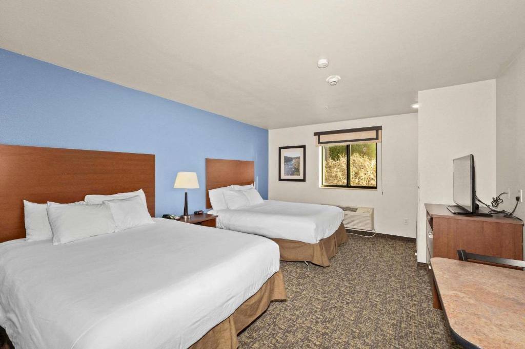 Postel nebo postele na pokoji v ubytování MainStay Suites Spokane Valley