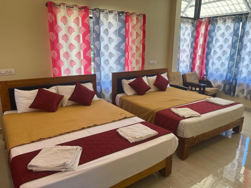 Postel nebo postele na pokoji v ubytování Lakshmi Flower Tech Resort