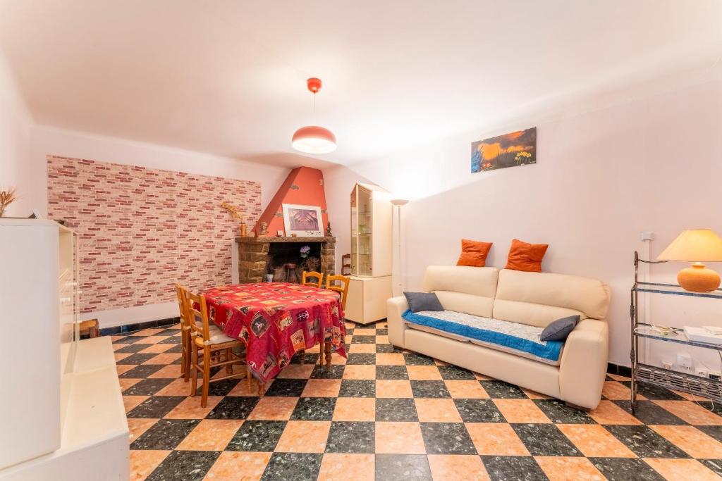 un salon avec un canapé et une table dans l'établissement Maison de ville, à Vaison-la-Romaine