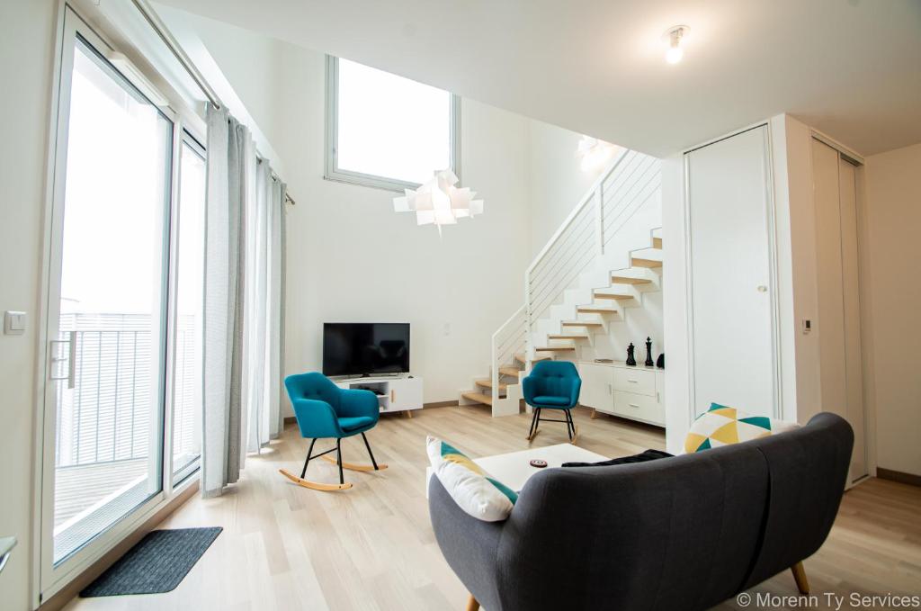 - un salon avec un canapé et des fauteuils bleus dans l'établissement Triplex terrasse proche métro - Ty ar Mabilay, à Rennes