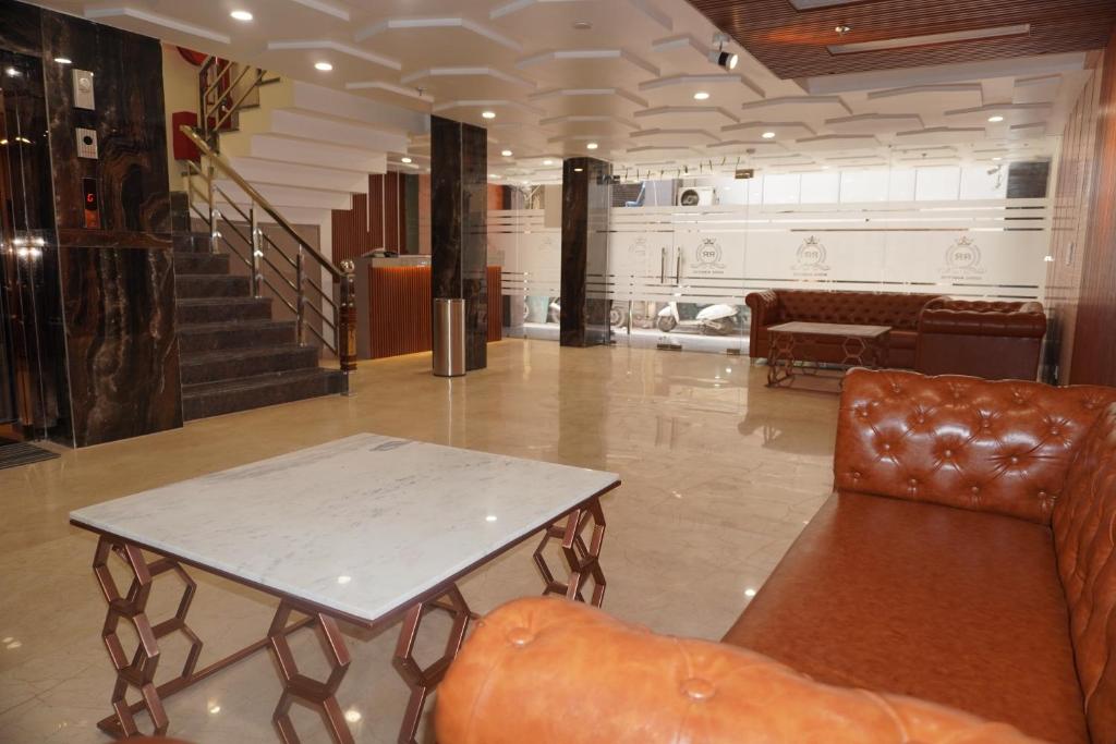 vestíbulo con mesa y silla de cuero en Hotel Royal Rosette with free Wi-Fi near New Delhi Railway Station, en Nueva Delhi