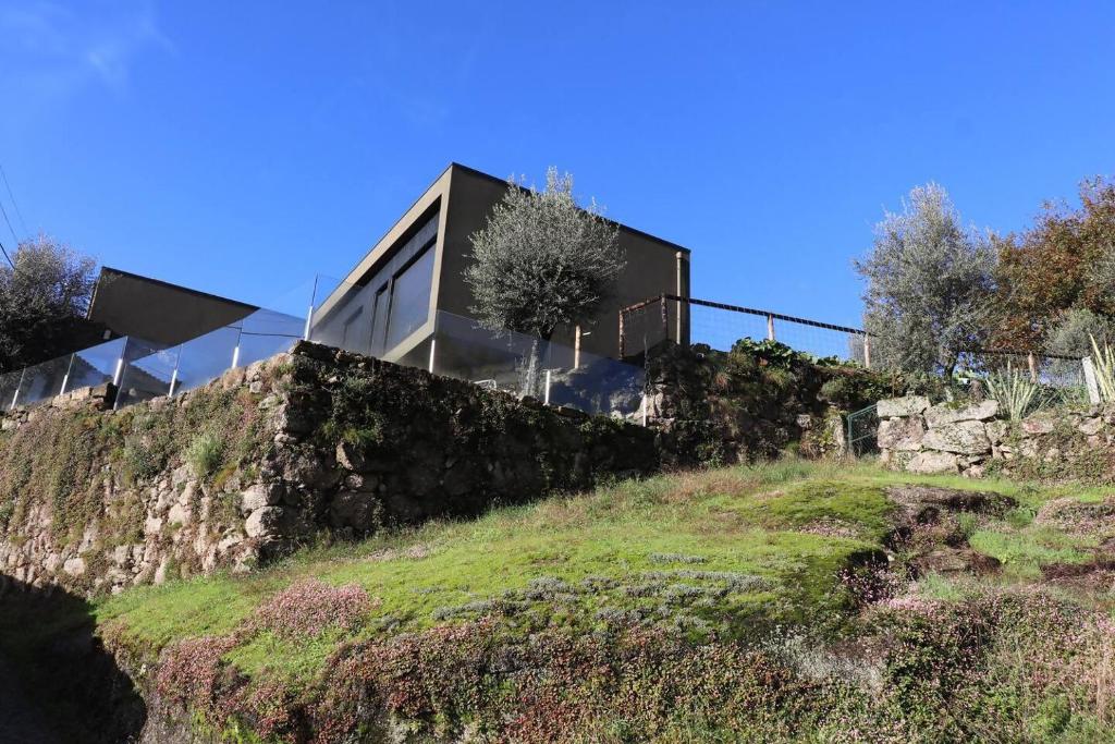 ein Haus am Hang eines Hügels in der Unterkunft Casa do Norte in Póvoa de Lanhoso
