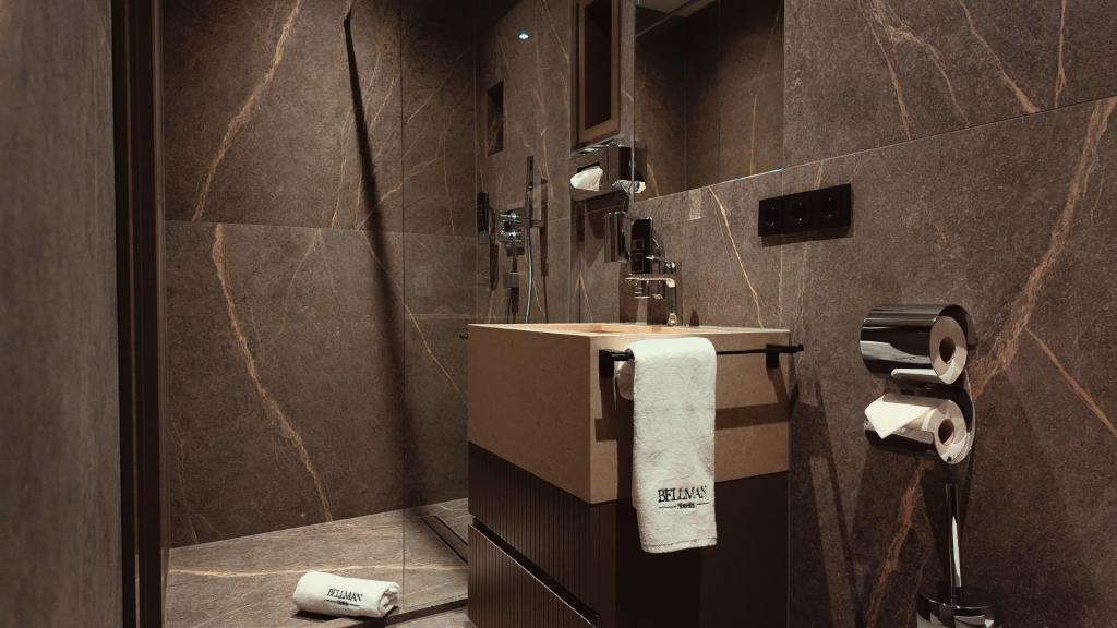 Koupelna v ubytování Bellman Hotel