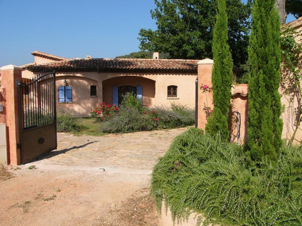 une maison avec une porte devant elle dans l'établissement Maison 2 chambres tout confort au calme, à Solliès-Toucas