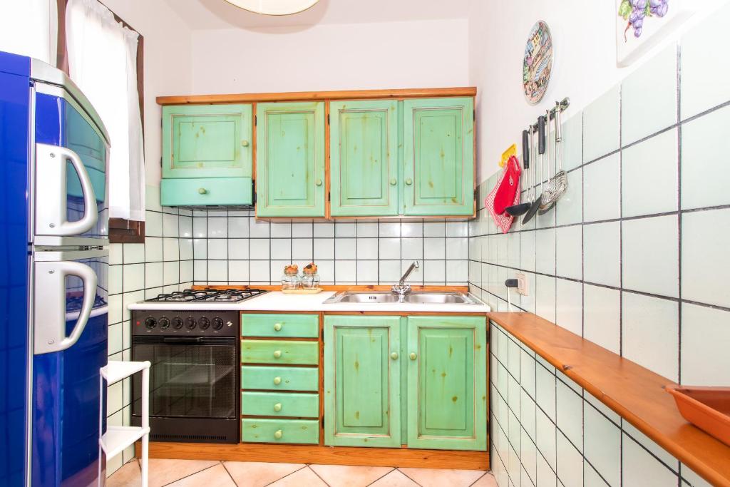 A kitchen or kitchenette at Appartamento Iris