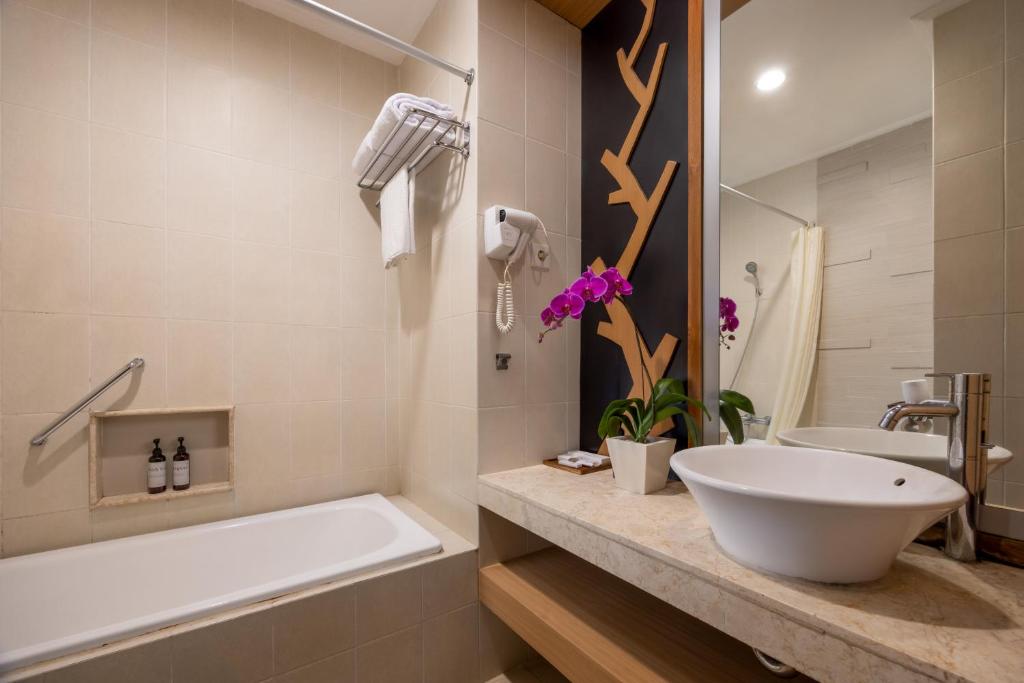 Koupelna v ubytování Adhi Jaya Hotel