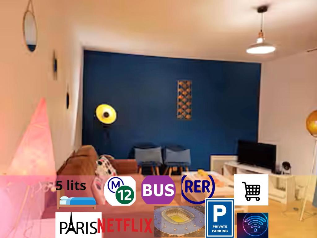- un salon avec un mur bleu et un canapé dans l'établissement 3 Pièces, Paris Stade de France,parking, à Saint-Denis