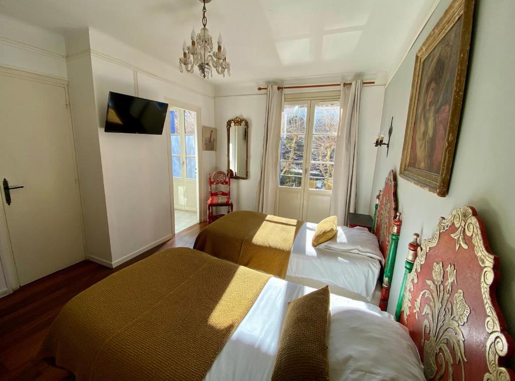 Postel nebo postele na pokoji v ubytování Hôtel des Templiers