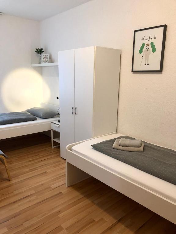 Postel nebo postele na pokoji v ubytování No2 TOP Apartment4YOU - 3 Zimmer, 1-6 Pers, Saarbrücken - Jägersfreude Saarbruecken