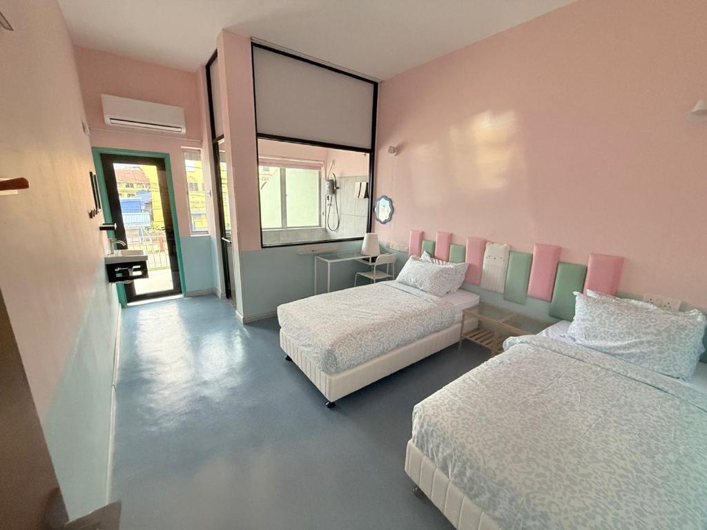 Postel nebo postele na pokoji v ubytování Hippo House Taiping