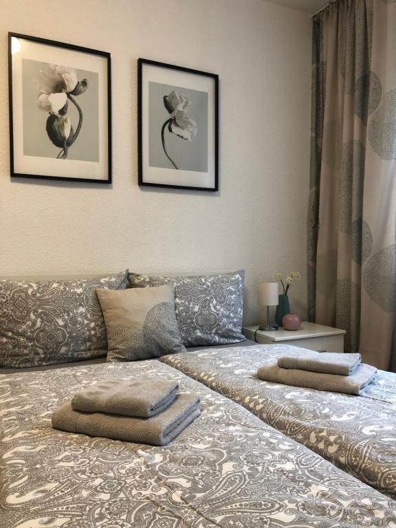 Postel nebo postele na pokoji v ubytování No2 TOP Apartment4YOU - 3 Zimmer, 1-6 Pers, Saarbrücken - Jägersfreude Saarbruecken