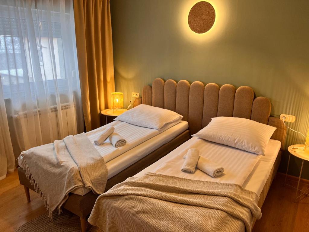 deux lits dans une chambre d'hôtel avec des serviettes dessus dans l'établissement Bankietowa Hotel & Restauracja, à Ostrów Wielkopolski
