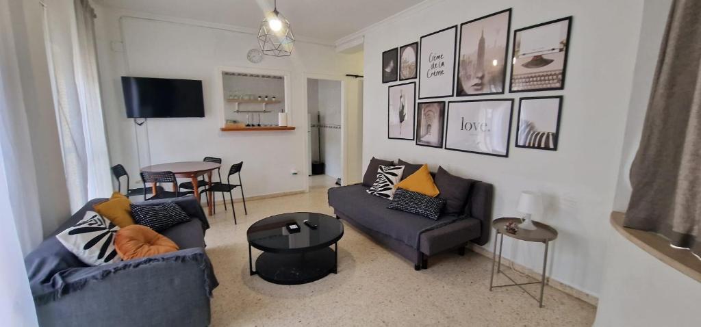 salon z 2 kanapami i stołem w obiekcie apartamento céntrico jerez calle tucan n17 w mieście Jerez de la Frontera