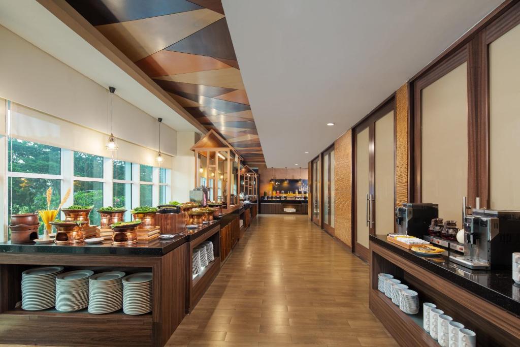 Příslušenství pro přípravu čaje a kávy v ubytování Hotel Santika BSD City-Serpong