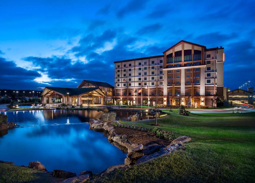 un gran edificio con un estanque frente a él en Choctaw Casino Hotel – Pocola, en Pocola