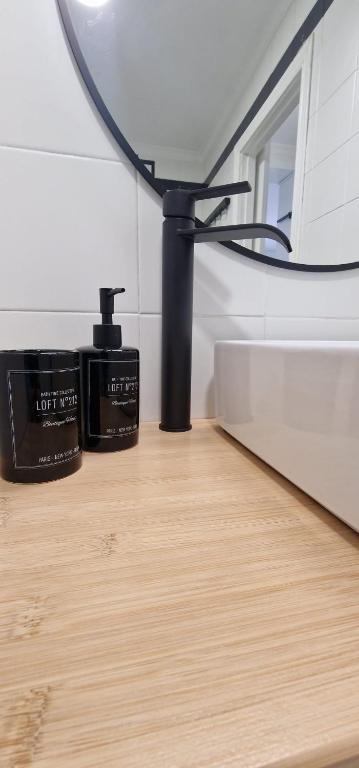 lustro siedzące na drewnianej podłodze w łazience w obiekcie apartamento céntrico jerez calle tucan n17 w mieście Jerez de la Frontera