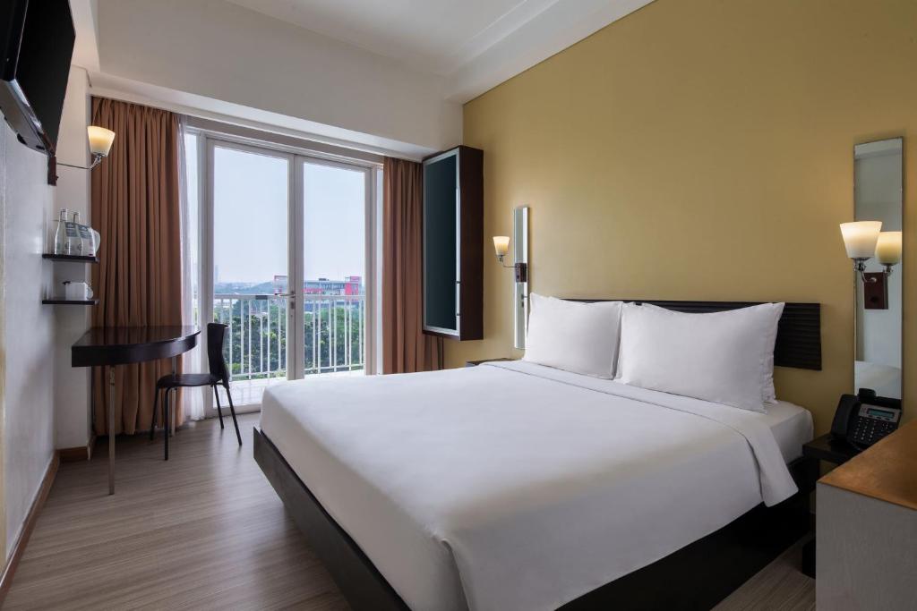 Postel nebo postele na pokoji v ubytování Hotel Santika BSD City-Serpong