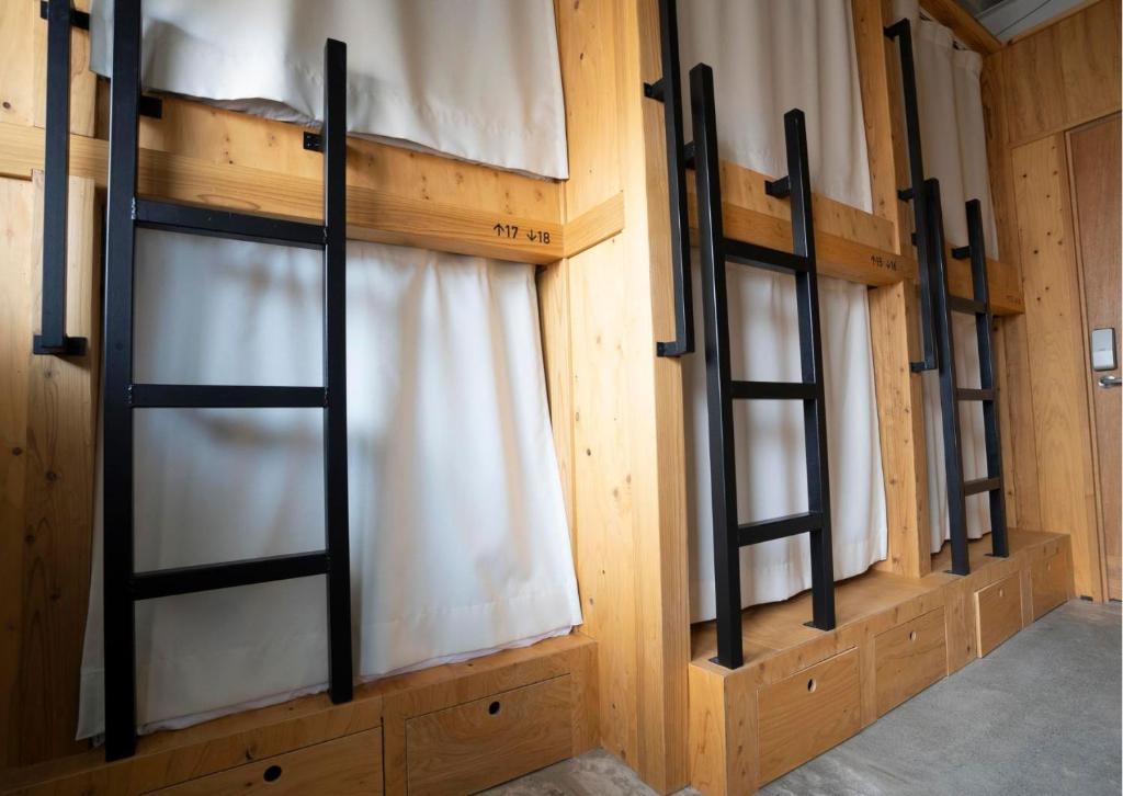 Palanda nebo palandy na pokoji v ubytování ITJ Base Shuzenji