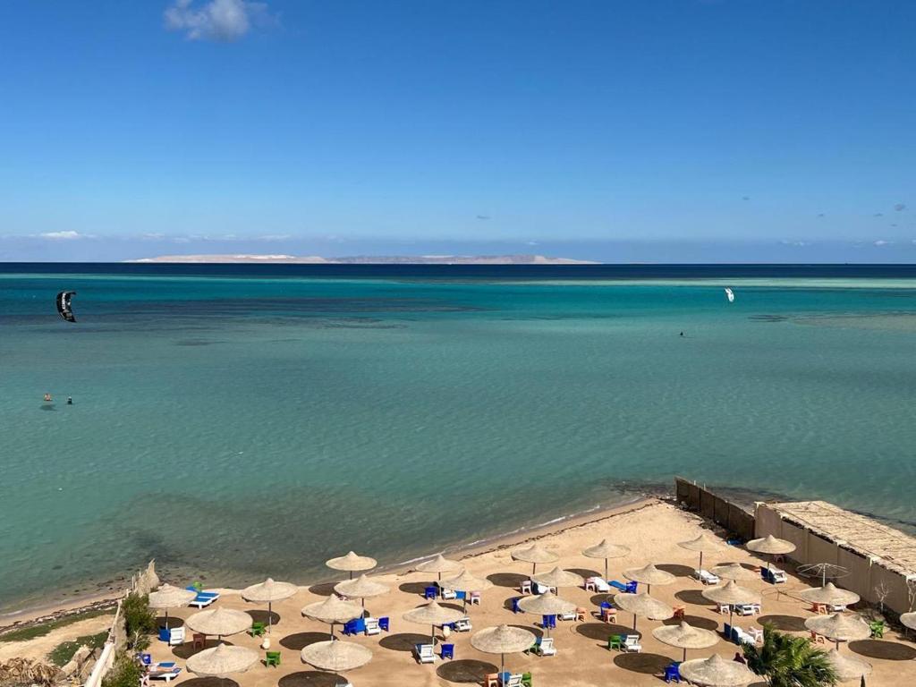 Una vista aérea de una playa con sombrillas y el océano. en Villa Shams El Bahr, en Hurghada