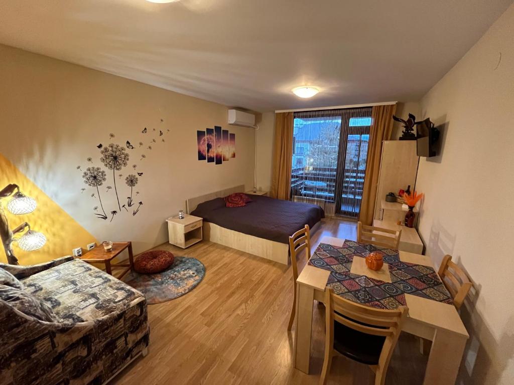 Postel nebo postele na pokoji v ubytování Aspen Suites Студио Слънчев ден