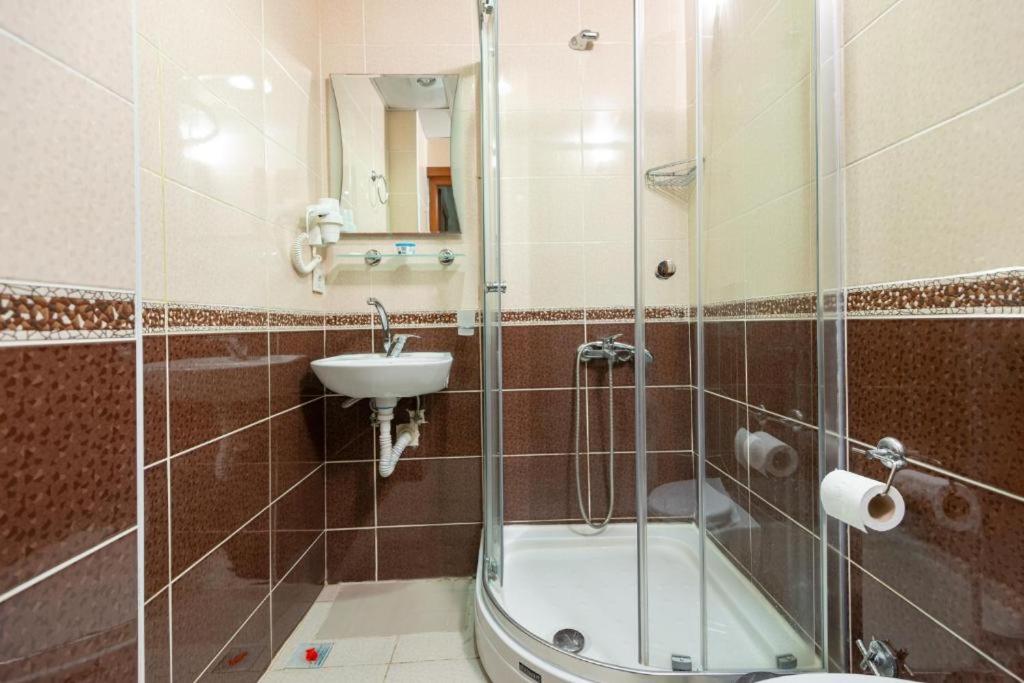 A bathroom at Nar Hotel