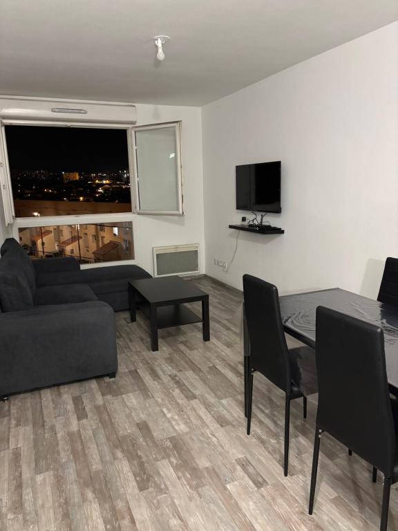 un salon avec un canapé et une table dans l'établissement Appartement T2 Parking, à Marseille