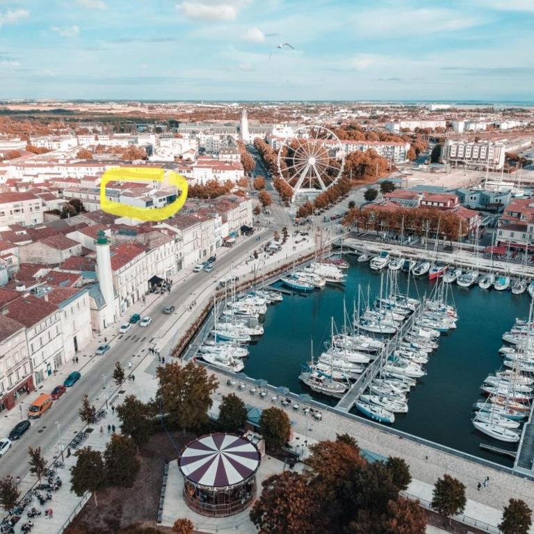 z powietrza widok na port z łodziami i koło ruskie w obiekcie Hyper Centre Port La Rochelle w La Rochelle