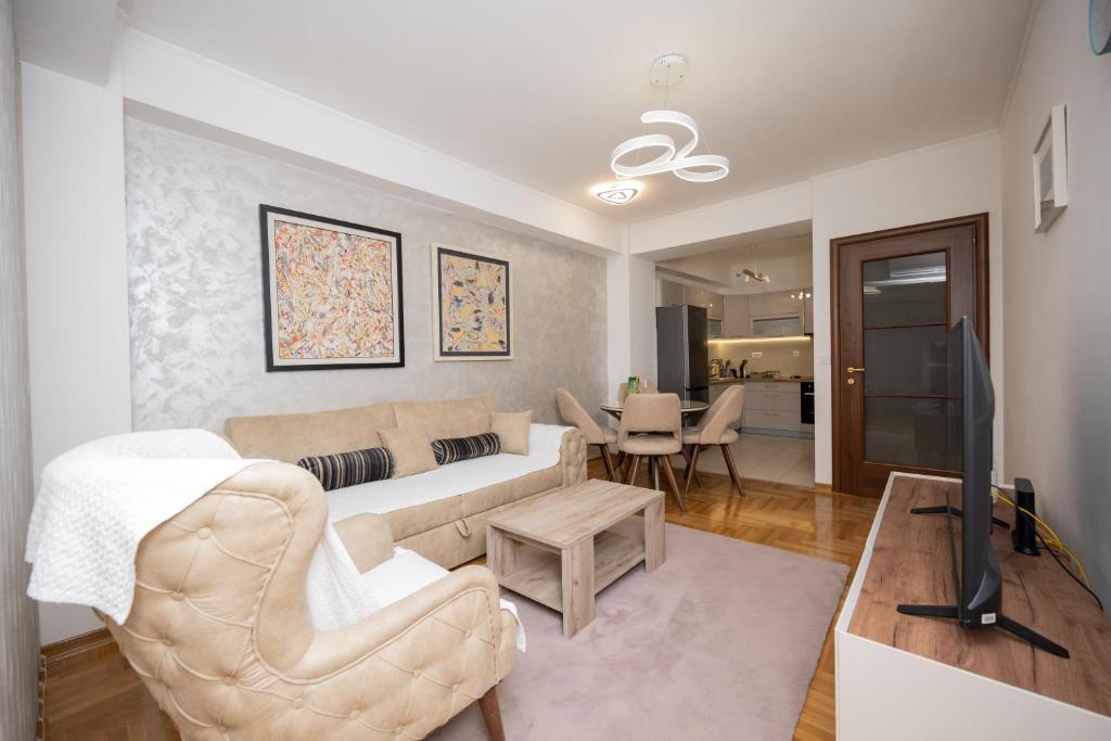 a living room with a couch and a tv at Apartman Klara Podgorica in Podgorica