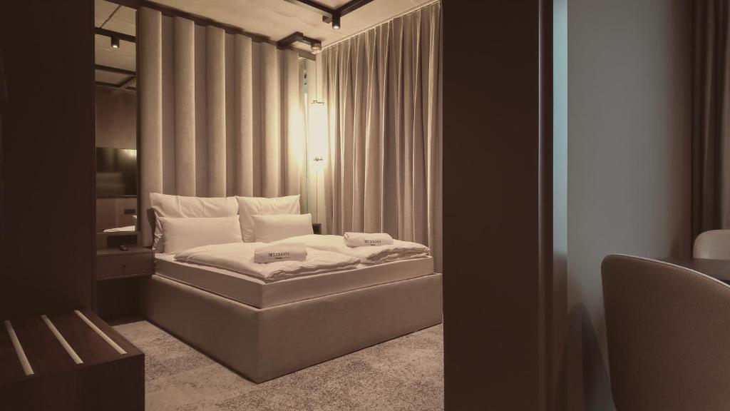 Postel nebo postele na pokoji v ubytování Bellman Hotel