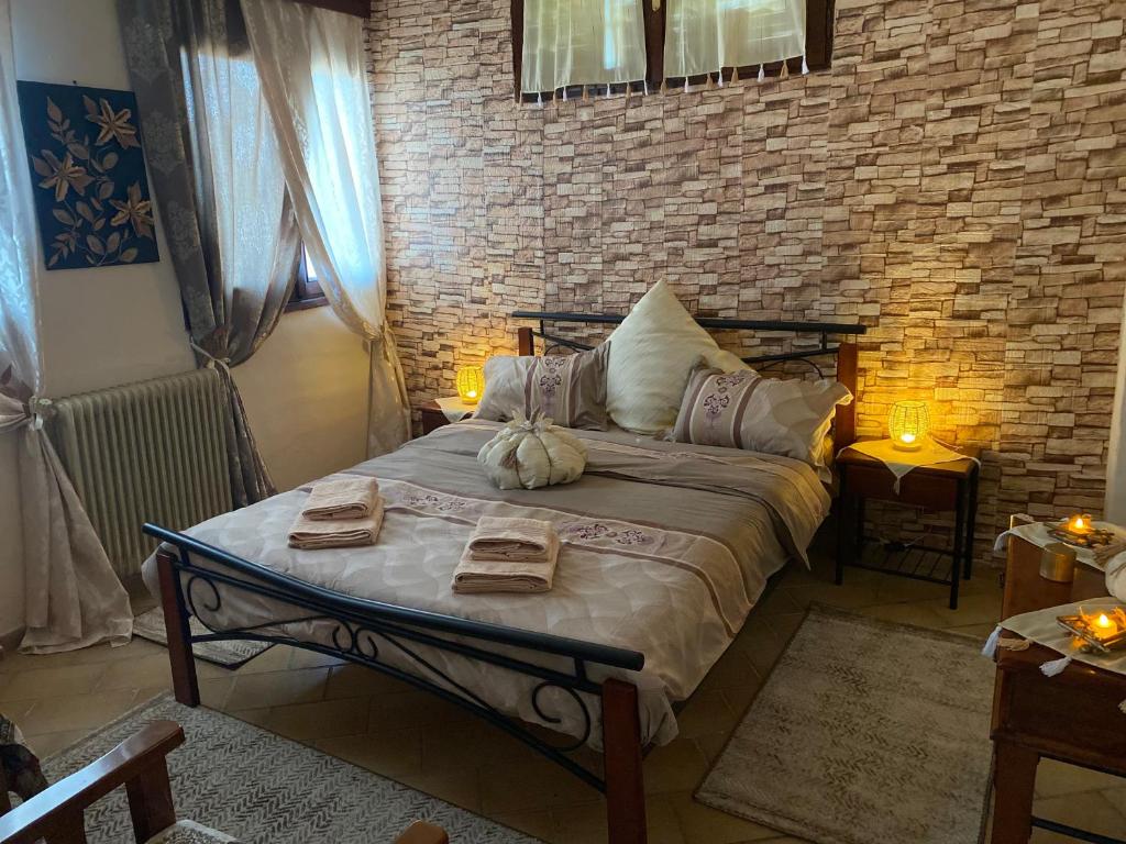 Ένα ή περισσότερα κρεβάτια σε δωμάτιο στο Venias Lake House Apartments 1