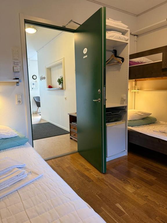 Postel nebo postele na pokoji v ubytování Torget Vandrarhem